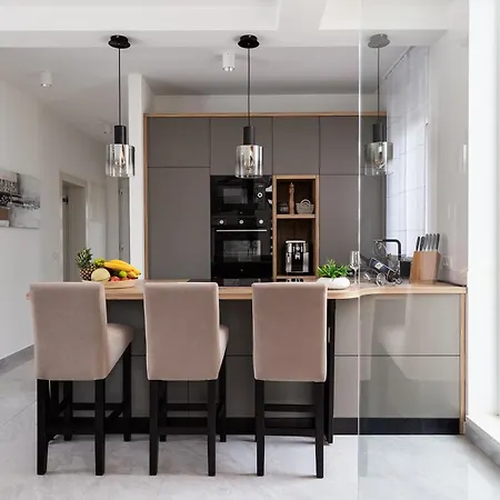 Martina - Crowonder Luxury Rent
