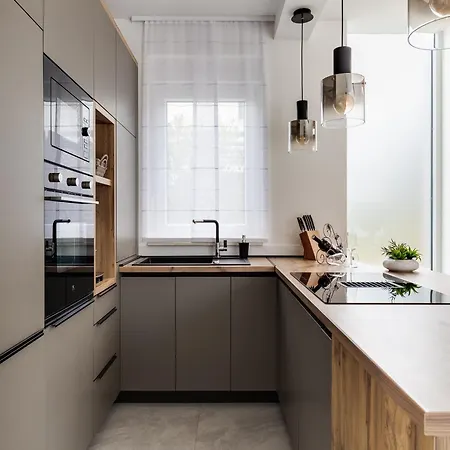Martina - Crowonder Luxury Rent