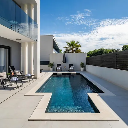 Martina - Crowonder Luxury Rent *