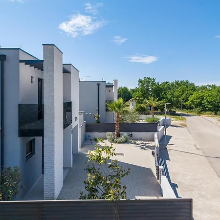 Martina - Crowonder Luxury Rent