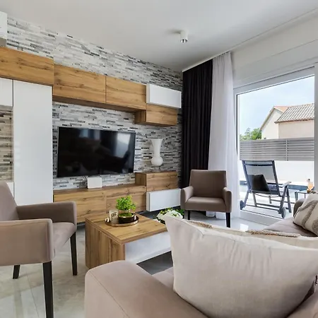Martina - Crowonder Luxury Rent Villa *