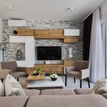Martina - Crowonder Luxury Rent *