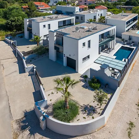 Martina - Crowonder Luxury Rent