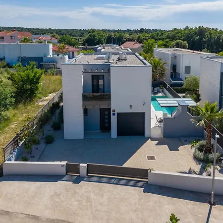 Martina - Crowonder Luxury Rent *