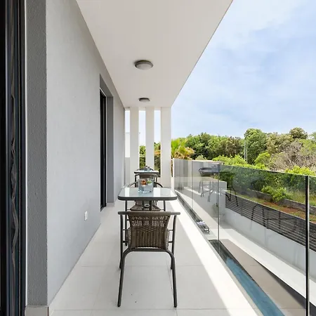 Martina - Crowonder Luxury Rent