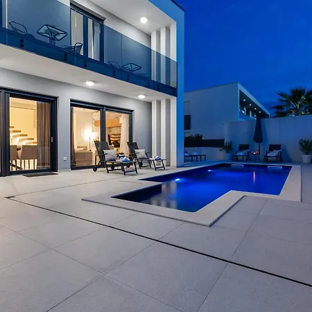 Villa Martina - Crowonder Luxury Rent *