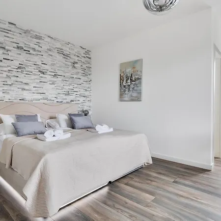 Martina - Crowonder Luxury Rent *