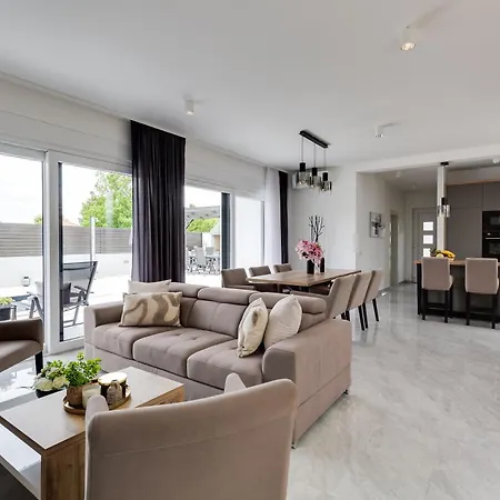 Martina - Crowonder Luxury Rent