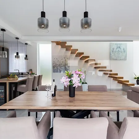 Martina - Crowonder Luxury Rent