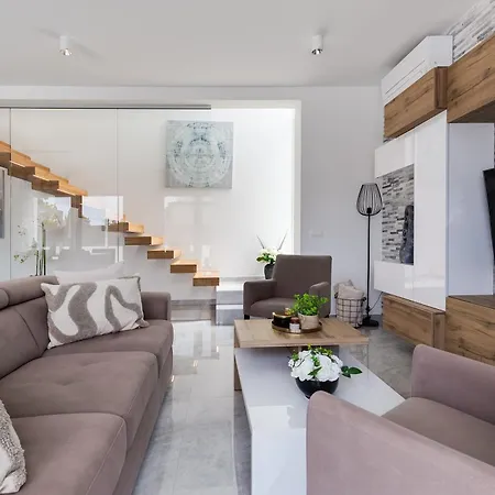 Martina - Crowonder Luxury Rent *
