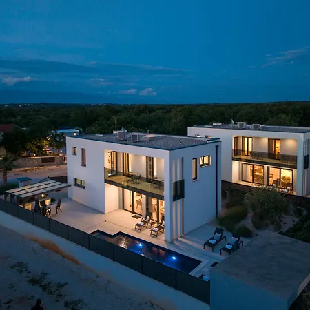 Martina - Crowonder Luxury Rent