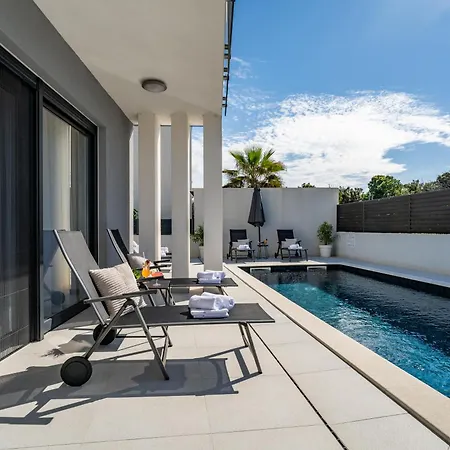 Villa Martina - Crowonder Luxury Rent *