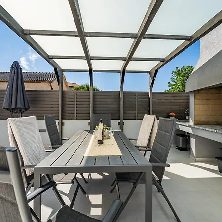 Martina - Crowonder Luxury Rent Villa Zaton