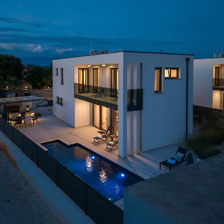 Martina - Crowonder Luxury Rent *