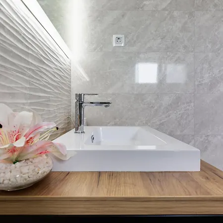 Martina - Crowonder Luxury Rent